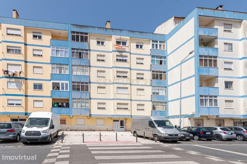 Apartamento T2 com elevador e varandas, em Algueirão-Mem Martins, Sint