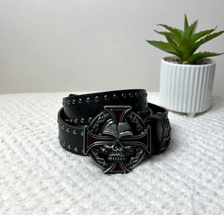 Mroczny Pasek z Motywem Czaszki Y2K – Alternatywny Detail.