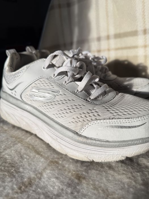 Skechers D'Lux Walker - białe damskie sneakersy buty sportowe