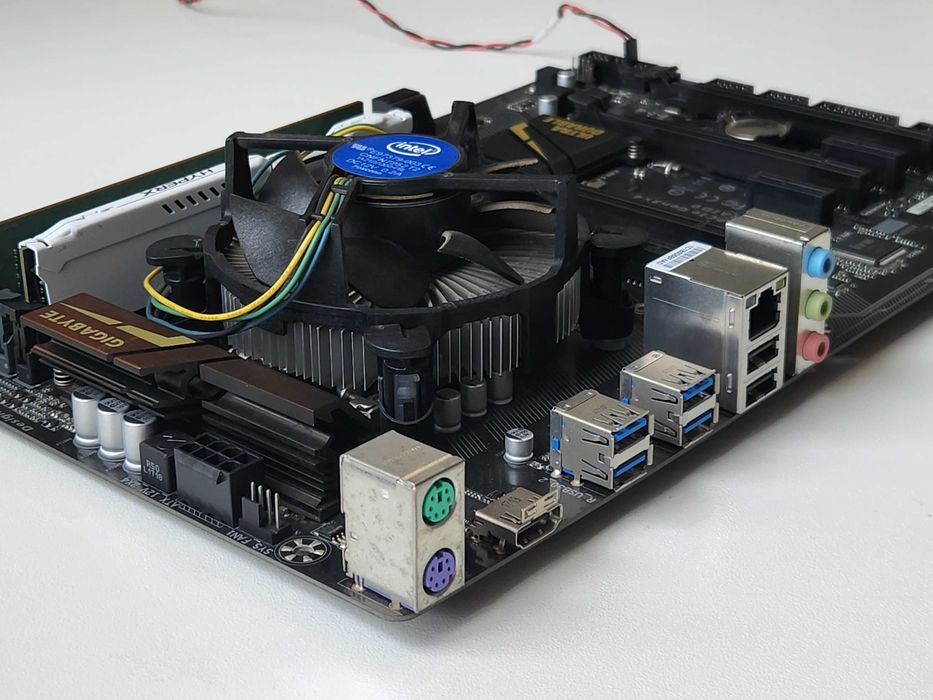 Материнская плата Gigabyte GA-Z270p-D3 + DDR4 8гб celeron g3900