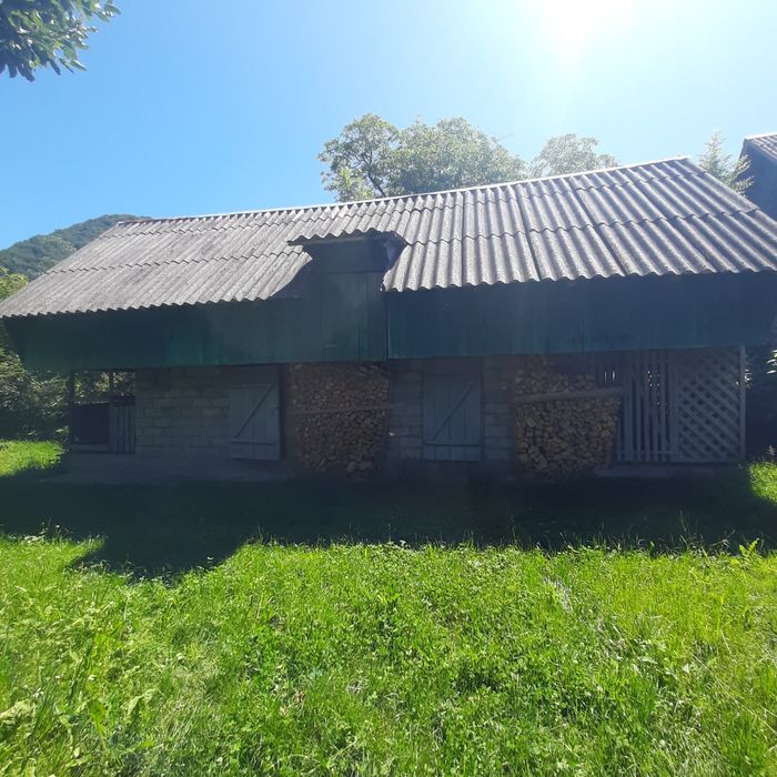 Продам ділянку з будинками в с. Красна.