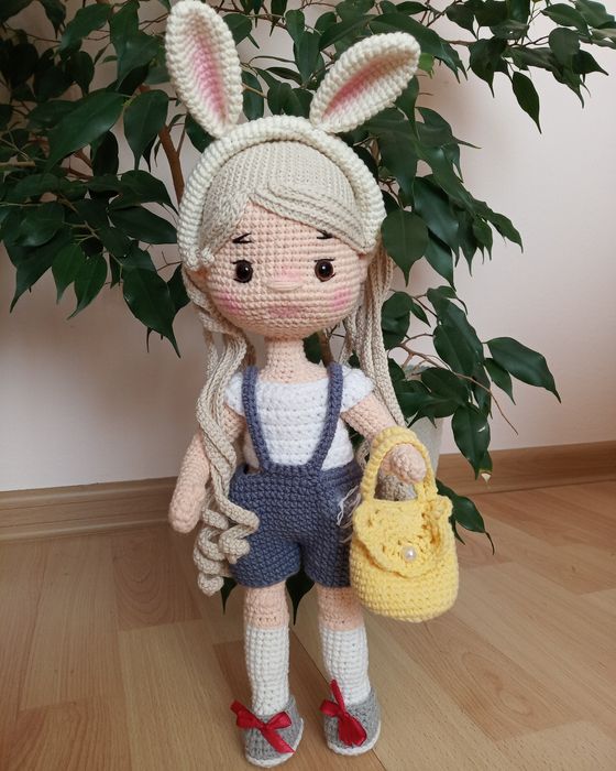 Laleczka wykonana na szydełku. Zabawka.