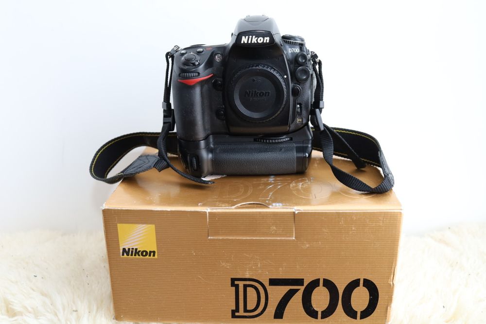 Nikon D700 + бустер+4акб+коробка та зарядне...