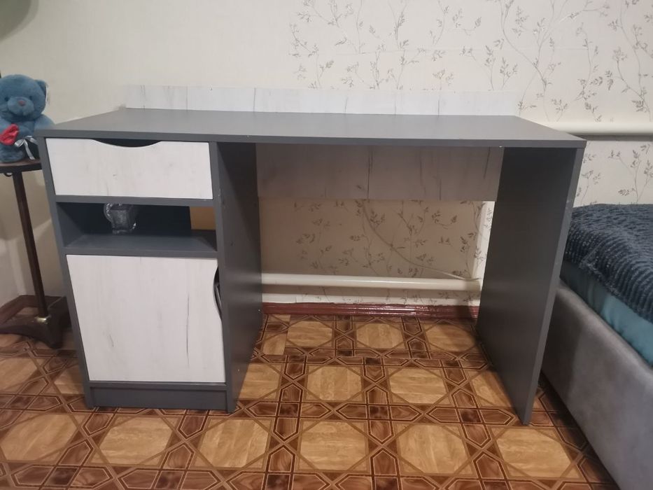 Стіл письмовий..