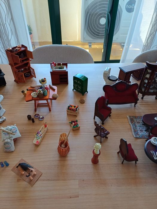 Casa de bonecas vitoriana (com móveis, porcelaninhas e muitos detalhes))