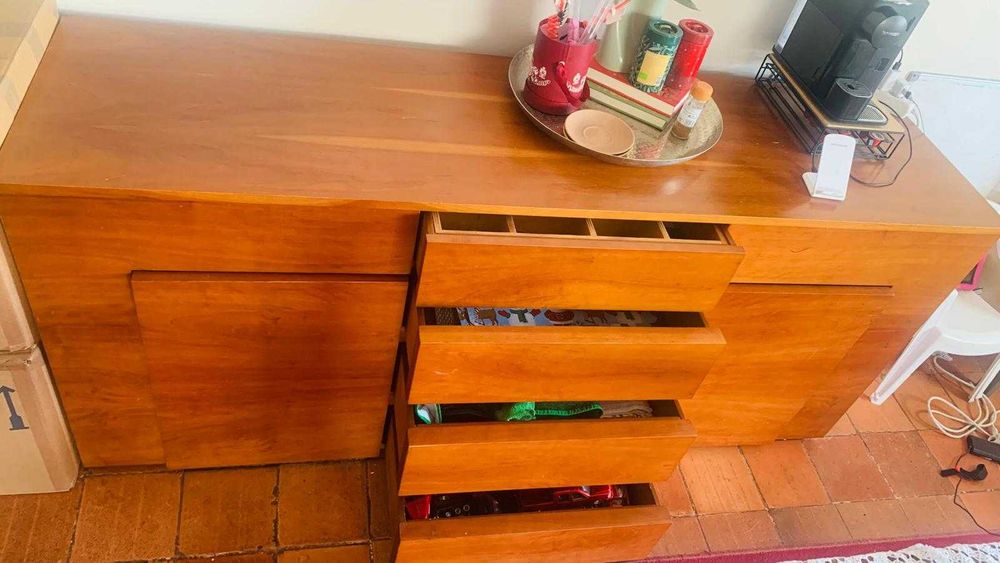 Aparador em madeira maciça em ótimo estado