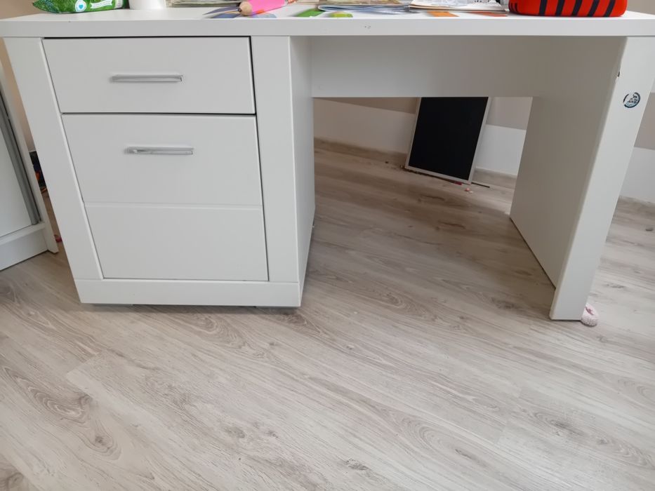 Biurko białe do pokoju.