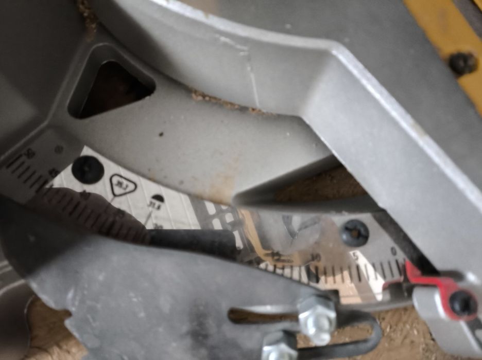 Торцювально-циркулярна пила Dewalt D27112