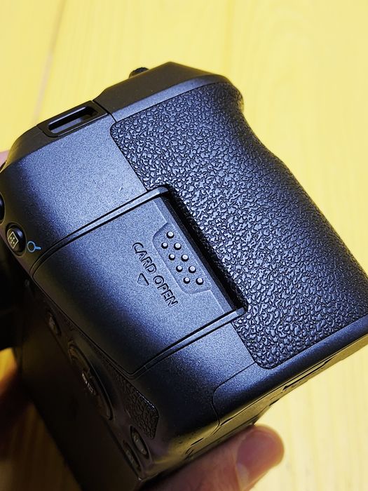 Canon EOS R (body) + бустер CANON BG-E22: 43 900 грн. - Цифровые