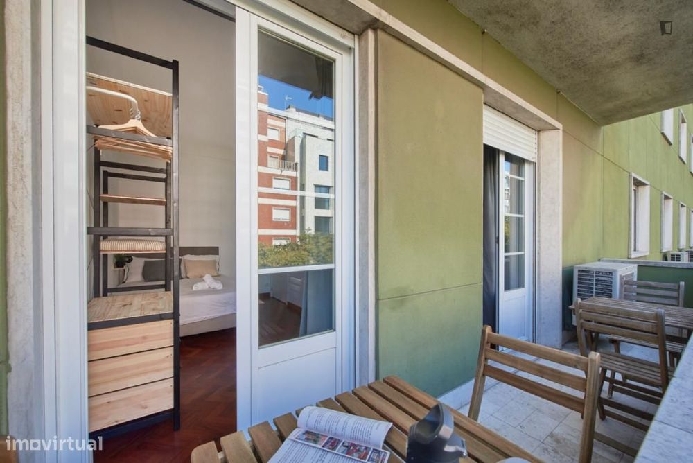 Quarto - localizado em São Sebastião Lisbon