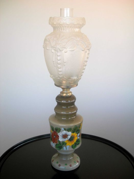 Candeeiro de mesa em louça com aproximadamente 60 cm de altura