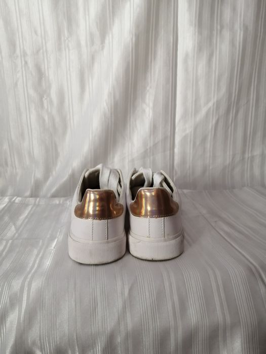 Ténis brancos com detalhe holográfico