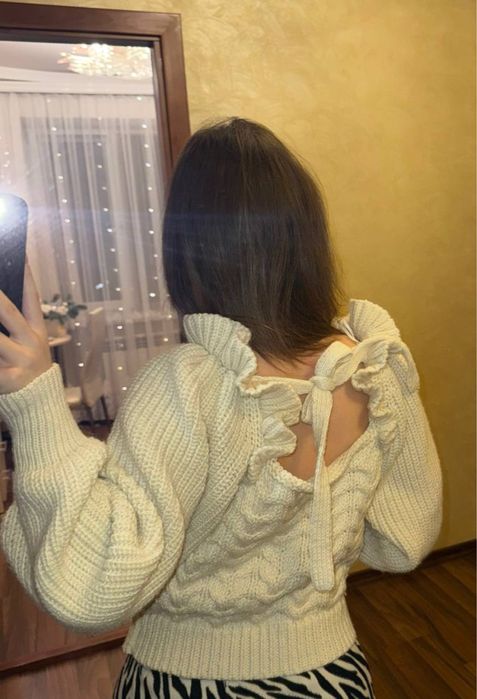 Теплий светр з красивою відкритою спиною