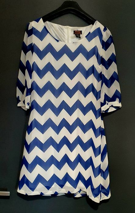 Sukienka tunika letnia biała w niebieskie zygzaki