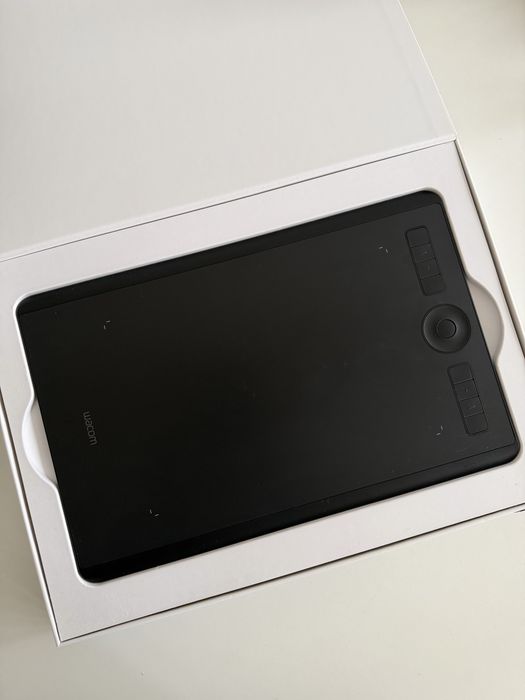 WACOM Pen Tablet Intuos Pro Medium плантеш