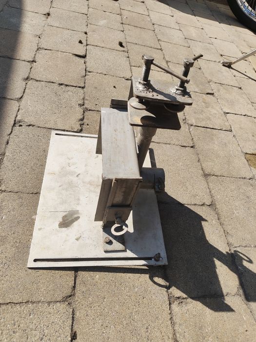 Solidny stojak / Przyrząd warsztatowy DIY – prowadnica, docisk, stal