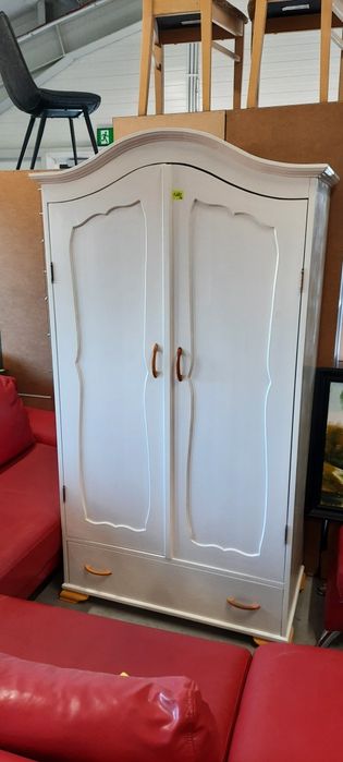 Biała drewniana szafa