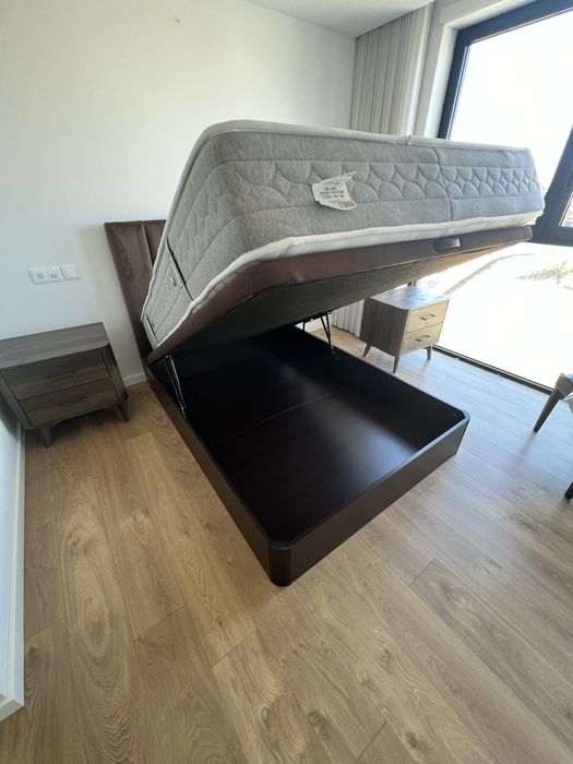 Cama de casal moderna com colchão – excelente estado