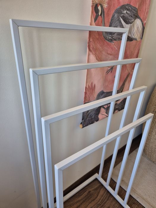 Biały stojak, wieszak na ręczniki metalowy