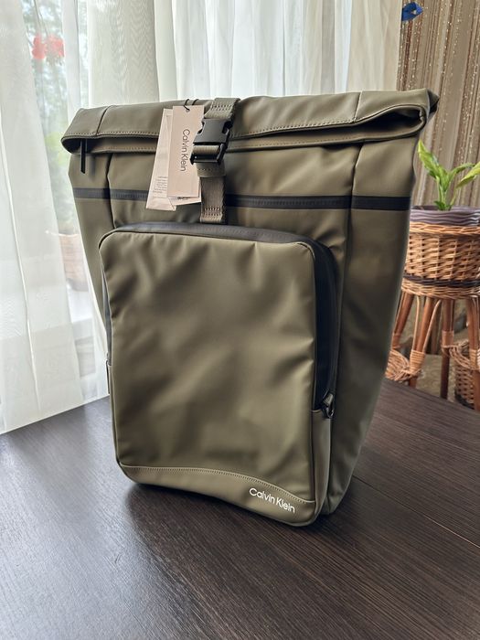 Чоловічий міський рюкзак Calvin Klein Jeans Rubberised Roll-Top Backpack Black (Артикул: ZM0ZM03056) Оригінал