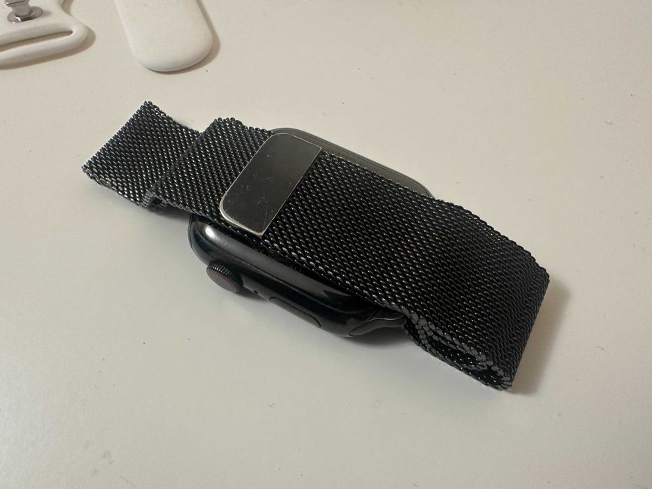 Apple Watch Series 4 – 44 мм з нержавіючої сталі з міланським ремінцем