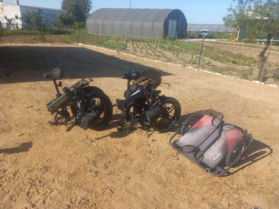 2 bicicletas eletricas e reboque