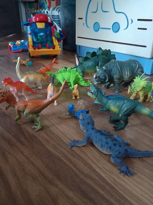 Zestaw 25zt dinozaurów