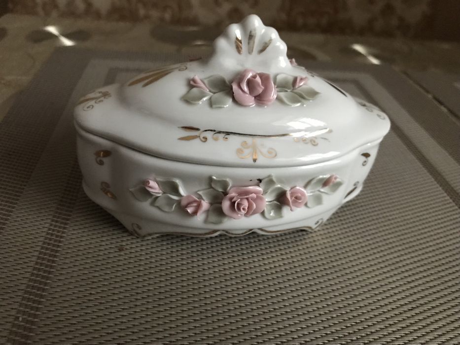 Фарфоровые шкатулка и сахарница