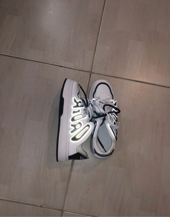 sapatilhas brancas com detalhes pretos