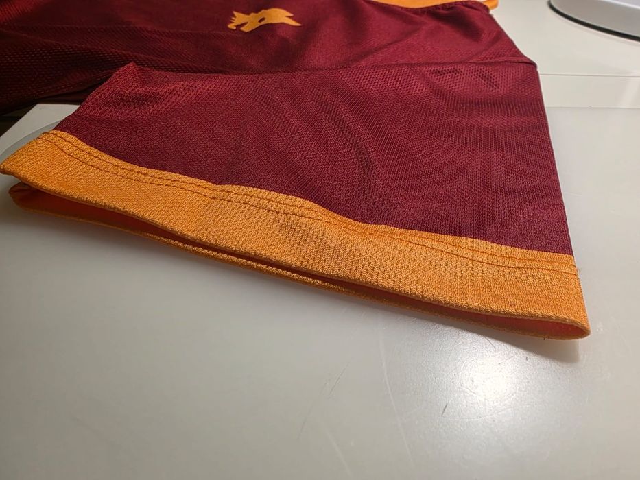 Equipamentos de futebol de treino (PSG e Roma)