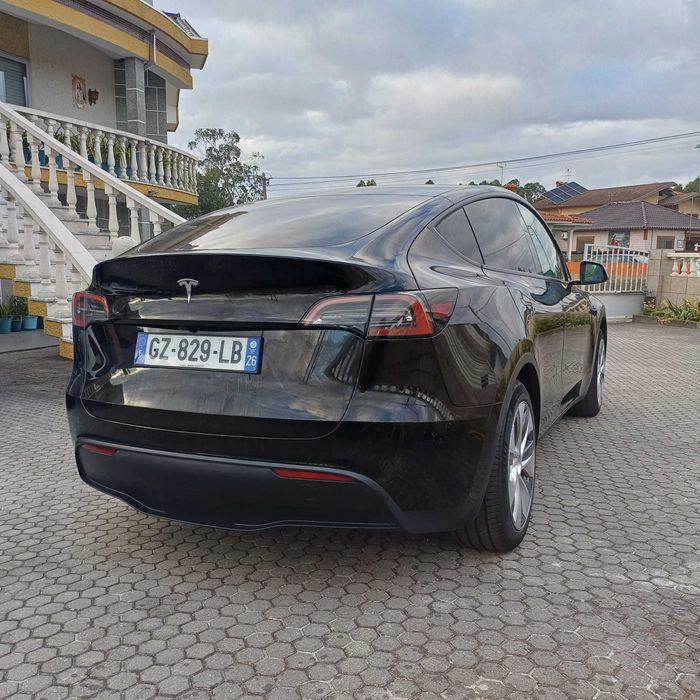 Tesla Model Y — fotografia 3