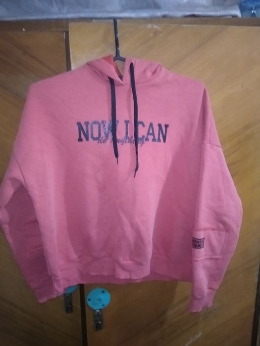 толстовка красного цвета