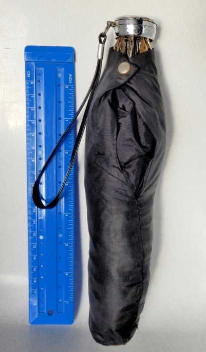 Guarda-chuva dobrável preto, com capa protetora