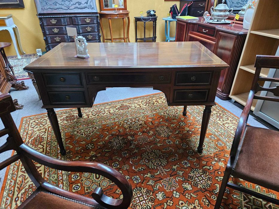 Secretária clássica com gavetas - Bom estado geral