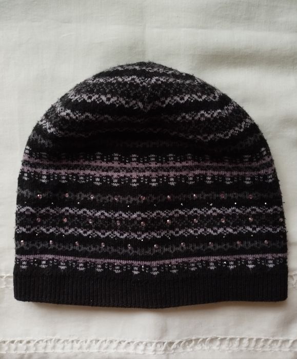 Полушерстяные шапочки: со стразами и без.