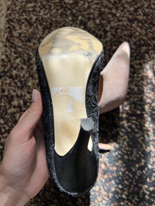 Отдам 2 пари туфель, размер 39 полномерний