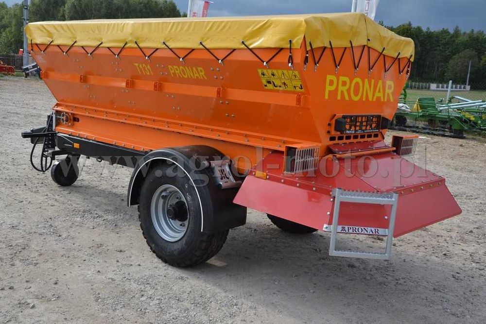 Posypywarka ciągniona 3t piaskarka Pronar T131 soli piasku od ręki