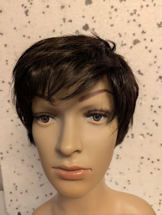 Peruka Krótkie włosy – fryzura bob/pixie, elegancka, ładnie ułożona.