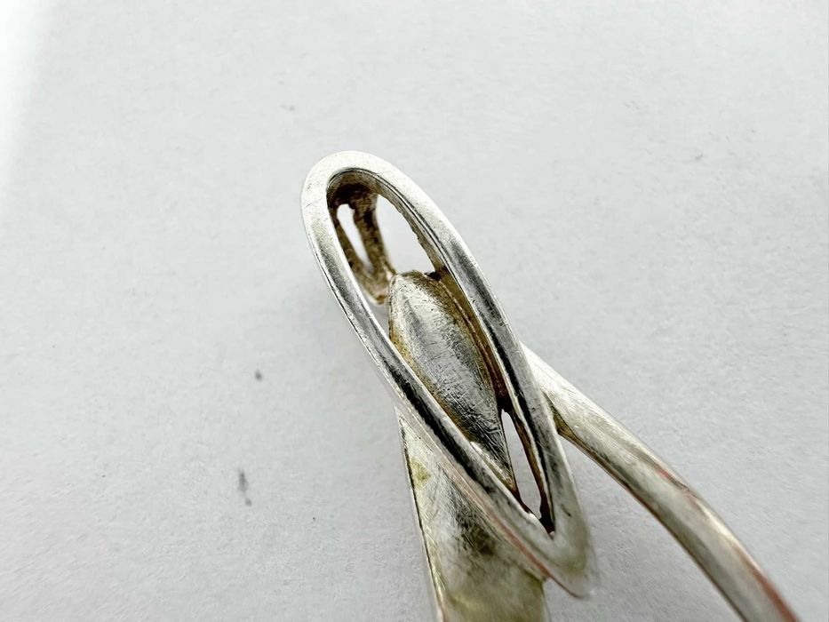 Ciekawa drobna damska zawieszka do łańcuszka ze srebra