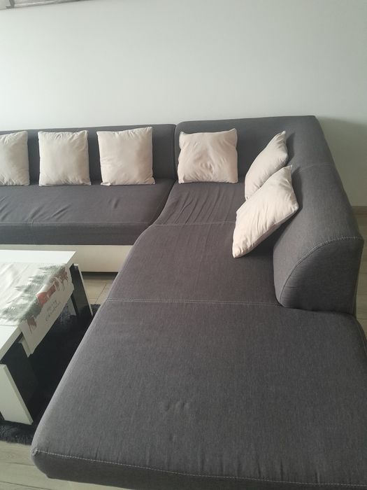 Narożnik w kolorze ciemnoszarym z funkcją spania