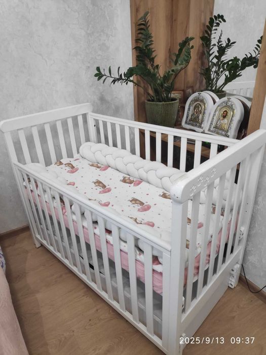 Дитяче ліжечко біленьке