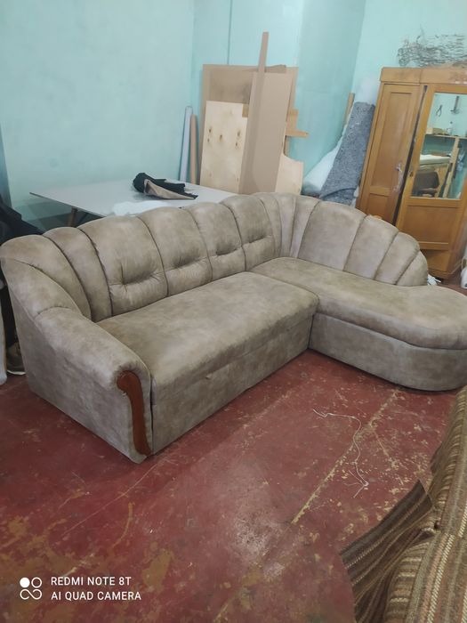 Ремонт та перетяжка м'яких меблів. Великий вибір тканин та фурнітури.