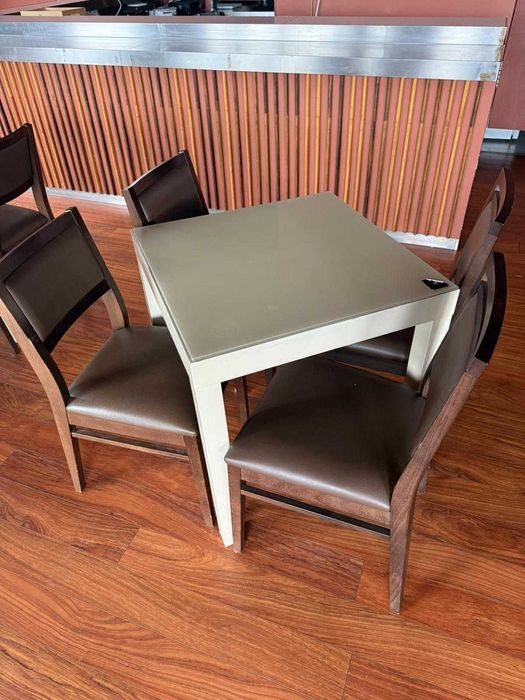 Mesa em madeira branca