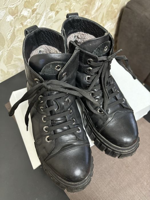 Продам жіночі шкіряні ботинки