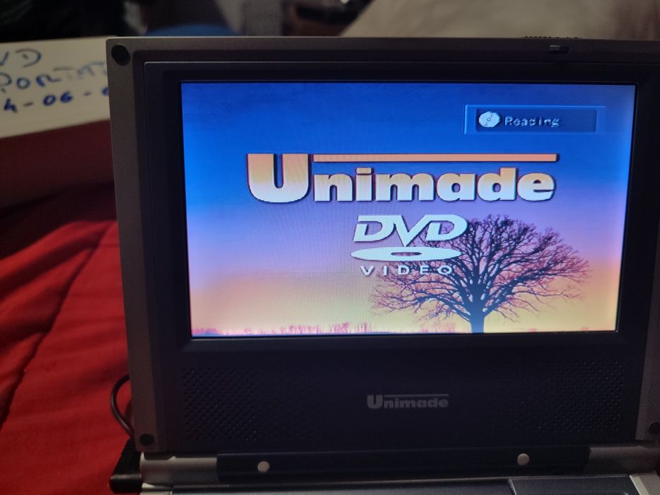 DVD portátil com televisão.