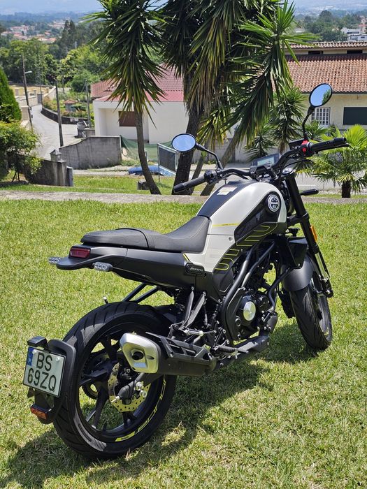 Mota 125 Benelli Leoncino ainda na garantia