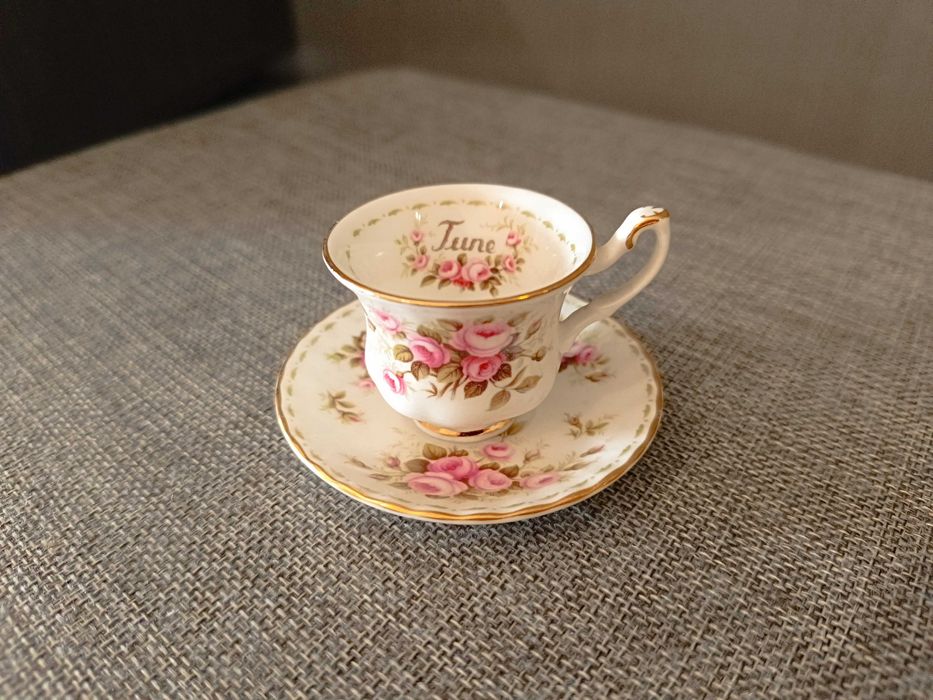 Chávena Coleção Royal Albert Bone China "June"