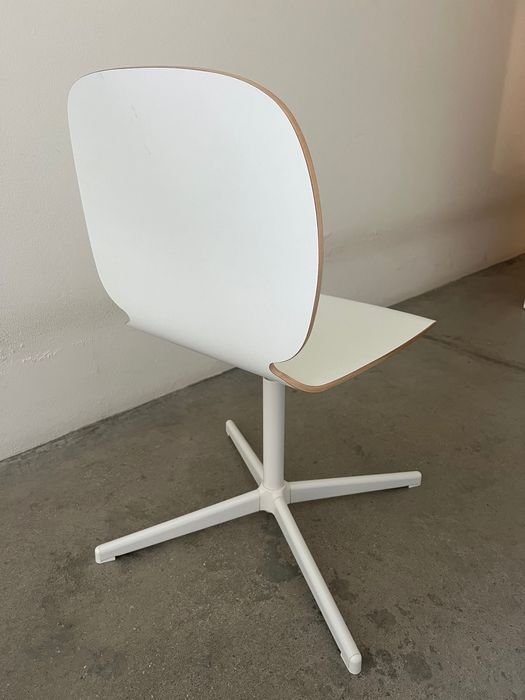 Duas cadeiras brancas IKEA SVENBERTIL