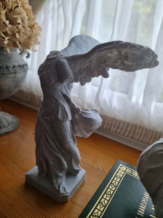 Nike z Samotrake rzeźba około 25 cm