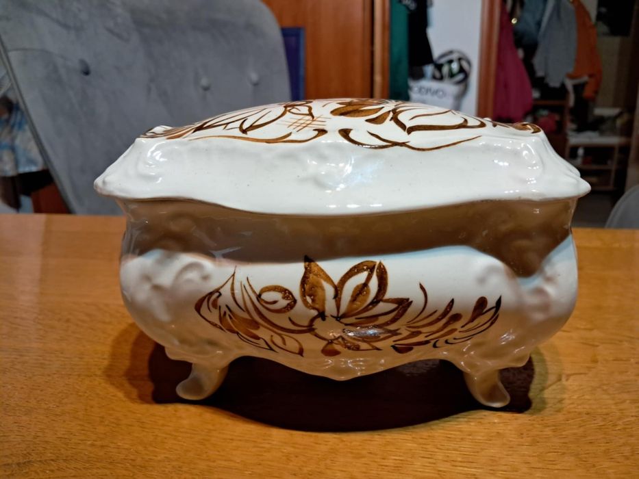 Porcelanowa szkatuła